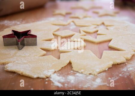 Cookie dough déployé avec étoiles découpées et formes à l'emporte-pièce en forme d'étoile Banque D'Images