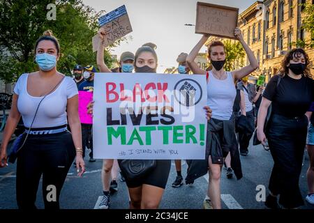 ÉTATS-UNIS. 18 juin 2020. Des centaines de manifestants se sont rassemblés sur Wyckoff Plaza le 18 juin 2020 pour un rassemblement et une marche dans les rues de Bushwick, demandant la justice pour toutes les victimes de brutalités policières, en appelant à retirer le NYPD et à investir dans les communautés. La route du mois de mars comprenait un arrêt dans le 83e quartier de la police locale. (Photo par Erik McGregor/Sipa USA) crédit: SIPA USA/Alay Live News Banque D'Images