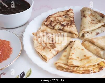 Plat festif pour les vacances russes traditionnelles Maslenitsa-crêpes avec caviar rouge, confiture sur la table. Espace de copie Banque D'Images