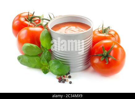 Soupe de tomate servi dans une boîte en fer Isolated On White Banque D'Images