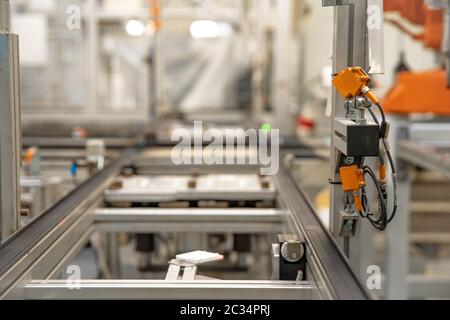 rail de transport pour les produits lors de l'usinage automatique par bras robotisés. Banque D'Images