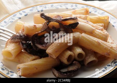 Pâtes avec radicchio rouge de Trévise et speck Banque D'Images