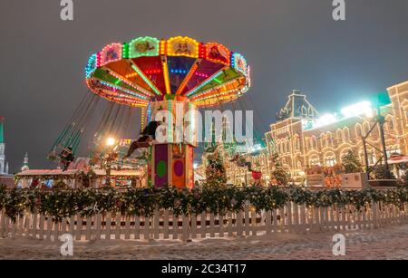 Moscou, Russie, 28 janvier 2020 : carrousel de célébration du nouvel an et de Noël sur la place Rouge au centre de Moscou. H Banque D'Images