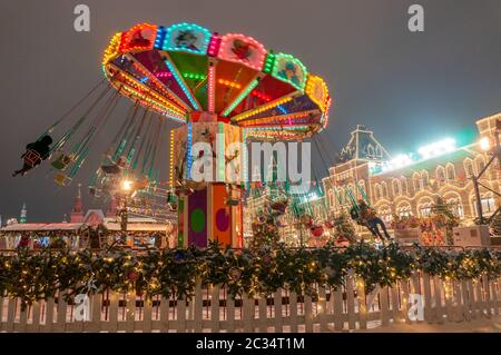 Moscou, Russie, 28 janvier 2020 : carrousel de célébration du nouvel an et de Noël sur la place Rouge au centre de Moscou. H Banque D'Images