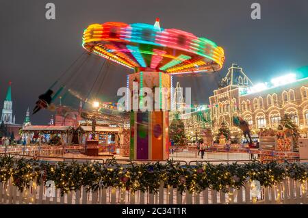 Moscou, Russie, 28 janvier 2020 : carrousel de célébration du nouvel an et de Noël sur la place Rouge au centre de Moscou. H Banque D'Images