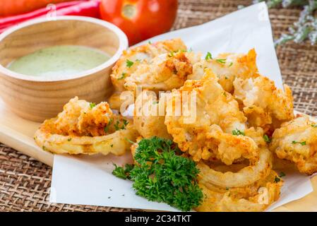 Rondelles de calmar frites avec sauce épicée chaude verte, cuisine thaïlandaise Banque D'Images