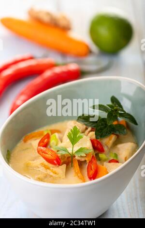 Soupe thaïlandaise tom kha gai sur bois Banque D'Images