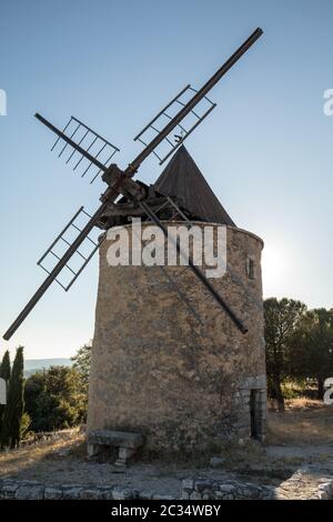 Vieux moulin à Saint-Saturnin-les-Apt Muehle en Provence, France Banque D'Images