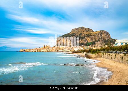 Cefalu, village médiéval de l'île de Sicile, Italie Banque D'Images