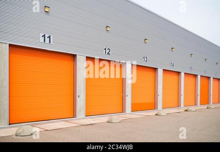 Extérieur d'un entrepôt commercial avec Orange portes à rouleaux Banque D'Images