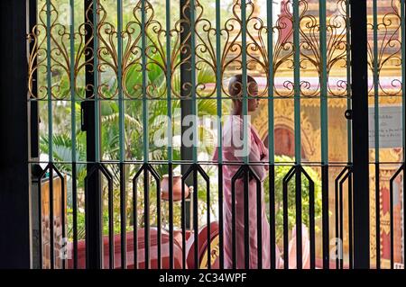Nonne novice à l'entrée du sanctuaire de Bouddha à l'École de Sakyadhita Thilashin Antiq Myanmar Sagaing Banque D'Images
