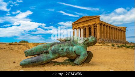 Temple of Concordia et la statue de l'Icare, dans la Vallée des Temples, Agrigente, Sicile, Italie Banque D'Images