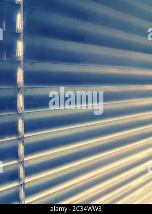 Stores d'aluminium argenté louvre le motif horizontal de la fenêtre. Volets sur le verre dans l'intérieur de votre domicile ou bureau Banque D'Images