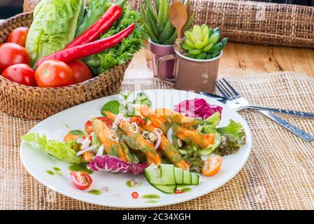 Salade de crabe-bâton, salade de crabe en gros plan avec table de fond décorée de persil Banque D'Images