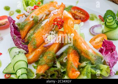 Salade de crabe-bâton, salade de crabe en gros plan avec table de fond décorée de persil Banque D'Images