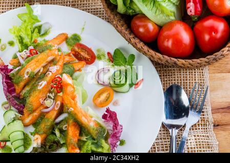Salade de crabe-bâton, salade de crabe en gros plan avec table de fond décorée de persil Banque D'Images