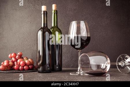 Verres de vin rouge avec grappe de raisins Banque D'Images