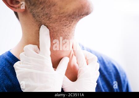 Médecin effectuant l'examen physique la palpation de la glande thyroïde Banque D'Images