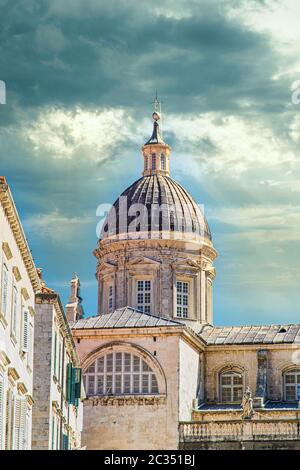 Ancienne église en dôme dans la ville fortifiée de Dubrovnik sous un ciel spectaculaire Banque D'Images