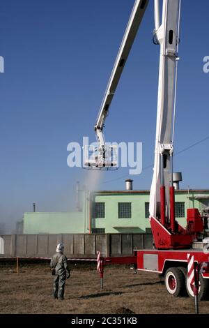 Incendie dans une combinaison de protection chimique Banque D'Images