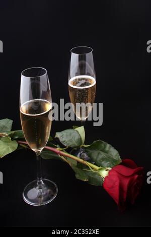 deux verres de champagne avec rose Banque D'Images