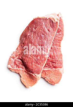 Escalope de veau de matières premières. La viande crue isolé sur fond blanc. Banque D'Images