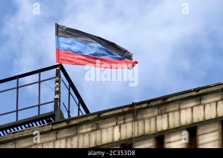 Donetsk Republic drapeaux sur fond le ciel Banque D'Images