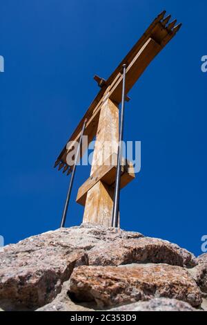 Croix en bois et un beau ciel bleu Banque D'Images