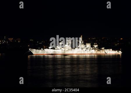 Marine russe Kerch, un croiseur de missiles de classe Kara, ancré dans la baie de Sébastopol Banque D'Images