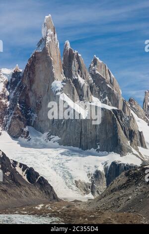 Cerro Torre à temps parfait, pas de nuages verticaux Banque D'Images