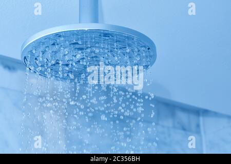 Douche activée, gros plan de la tête de douche au plafond Banque D'Images