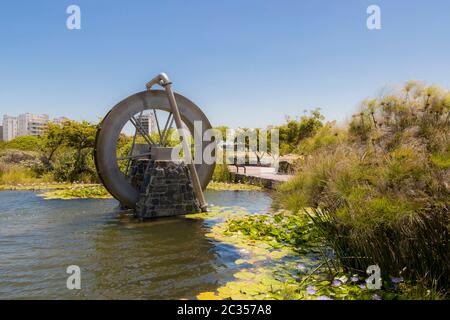 Moulin à eau, moulin avec de l'eau, dans le lac ou dans l'étang du parc de Green Point Cape Town, Afrique du Sud. Banque D'Images