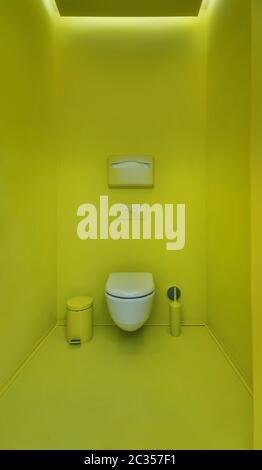 Toilettes publiques dans un style loft moderne. Le minimalisme, toilettes, brosse, Banque D'Images