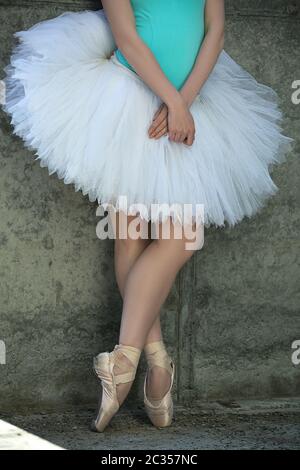 Danseuse gracieuse avec des cheveux blonds sur le fond gris concrète Banque D'Images