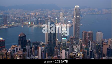 Victoria Peak, Hong Kong 06 octobre 2019 : ville de Hong Kong au coucher du soleil Banque D'Images