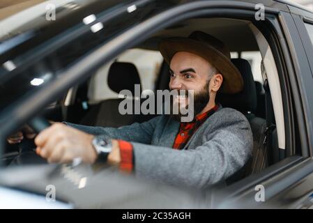 Un homme vérifie l'intérieur du nouveau pick-up dans la concession automobile. Client dans la salle d'exposition de véhicules, homme achetant le transport, affaires de concessionnaire automobile Banque D'Images