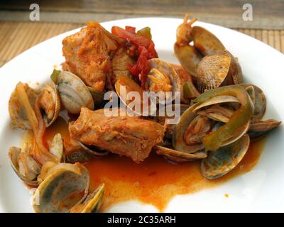 Un repas traditionnel portugais Cataplana de fruits de mer. Banque D'Images