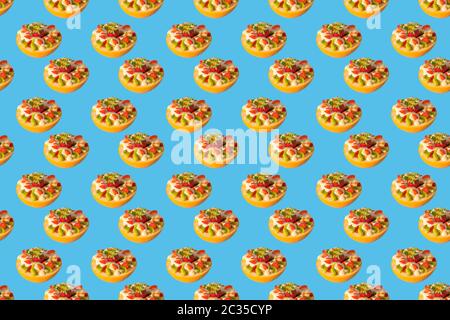 motif de fruits. salade dans une casserole à base de pamplemousse. nourriture aux fruits sur fond bleu Banque D'Images
