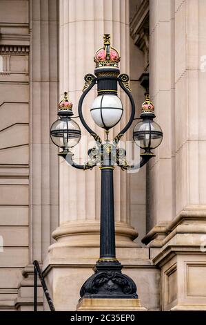 Lumière de rue décorée au Parlement de Melboune Banque D'Images