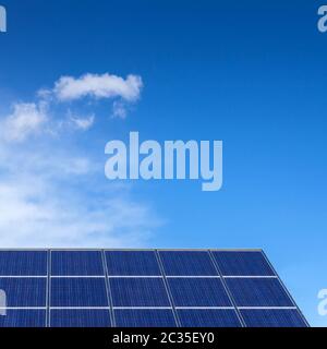 Panneaux solaires contre le ciel bleu Banque D'Images