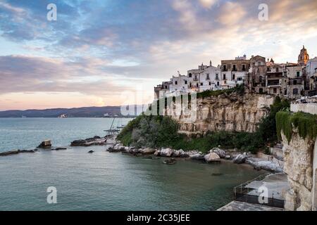 Vieste - belle ville côtière sur les rochers dans les Pouilles. L'église de San Francesco di Vieste. Péninsule de Gargano, Pouilles, Italie du sud, Europe. Banque D'Images