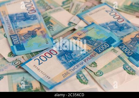 L'argent, les billets russes en coupures de mille et deux mille roubles sont dispersés sur la table. Banque D'Images