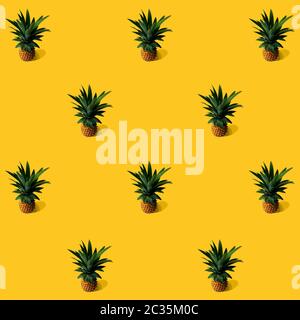 motif tendance ananas sur une photo de concept minimaliste orange Banque D'Images
