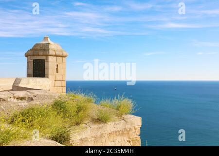 Le château de Santa Barbara avec mer bleue en Alicante, Espagne Banque D'Images