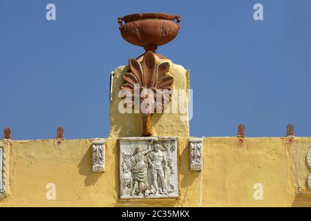 Sculptures sur le toit d'une maison dans un village grec traditionnel de Zia. L'île de Kos, Grèce Banque D'Images