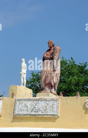 Sculptures sur le toit d'une maison dans un village grec traditionnel de Zia. L'île de Kos, Grèce Banque D'Images