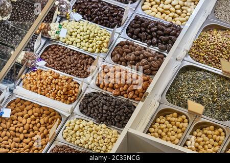 Bonbons, bonbons, noix enrobées de sucre vendu au marché chritmas Banque D'Images