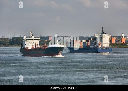 Navire de fret industriel trafic dans le port de Rotterdam sur la Nieuwe Waterweg Banque D'Images