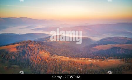 Panorama de l'antenne de belles montagnes d'automne. Lever du soleil sur la montagne de la vallée brumeuse. Misty woodland le matin. Carpates, Ukraine Banque D'Images
