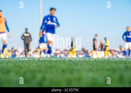 silhouettes de joueurs de football pendant le match de football. flou. Banque D'Images